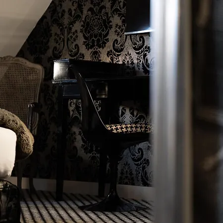Du Petit Moulin, Haute Couture By Lacroix 4* Parigi