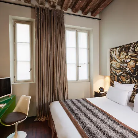Du Petit Moulin, Haute Couture By Lacroix Hotel Paris