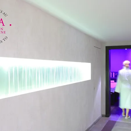 Du Petit Moulin, Haute Couture By Lacroix Hotel Parigi