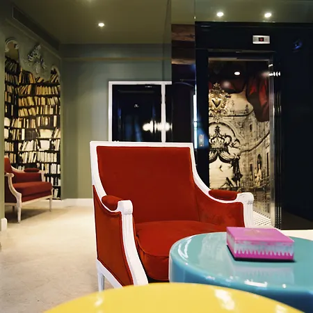 Du Petit Moulin, Haute Couture By Lacroix Hotel Parigi