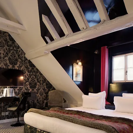 Du Petit Moulin, Haute Couture By Lacroix Hotel Parigi