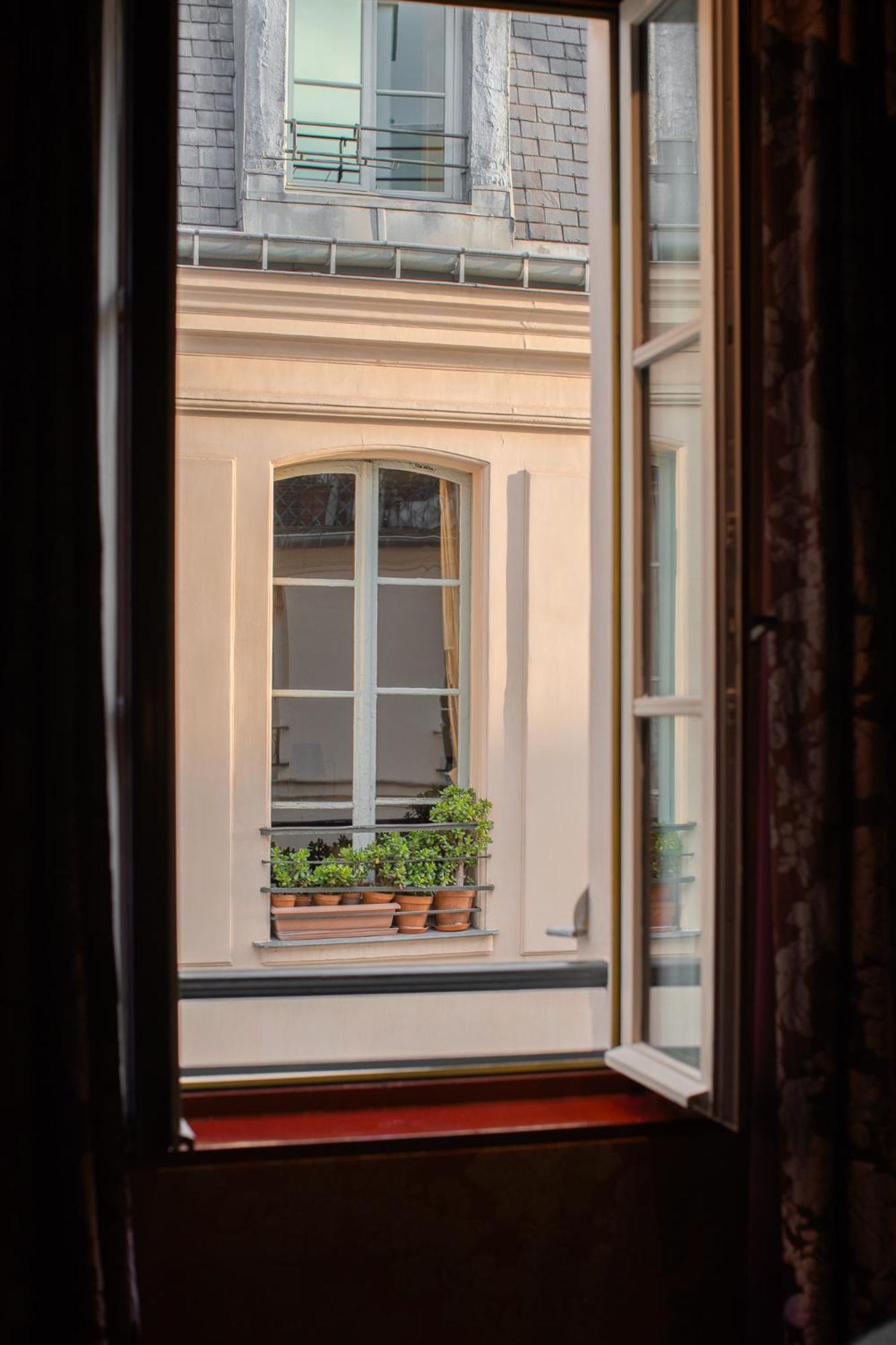 Hotel Du Petit Moulin, Haute Couture By Lacroix Parigi