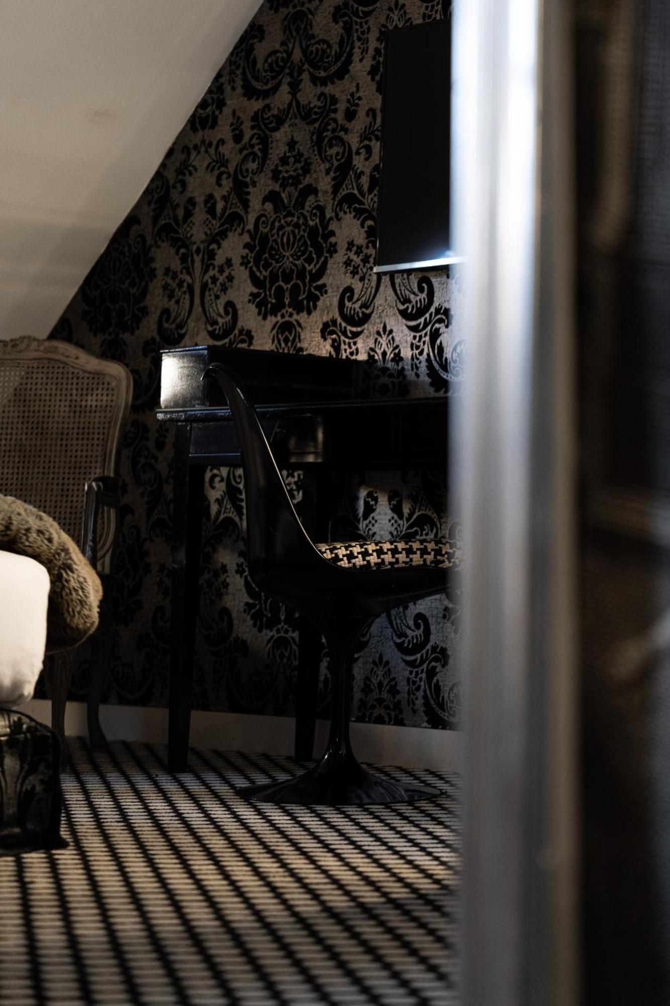 Du Petit Moulin, Haute Couture By Lacroix 4* Parigi