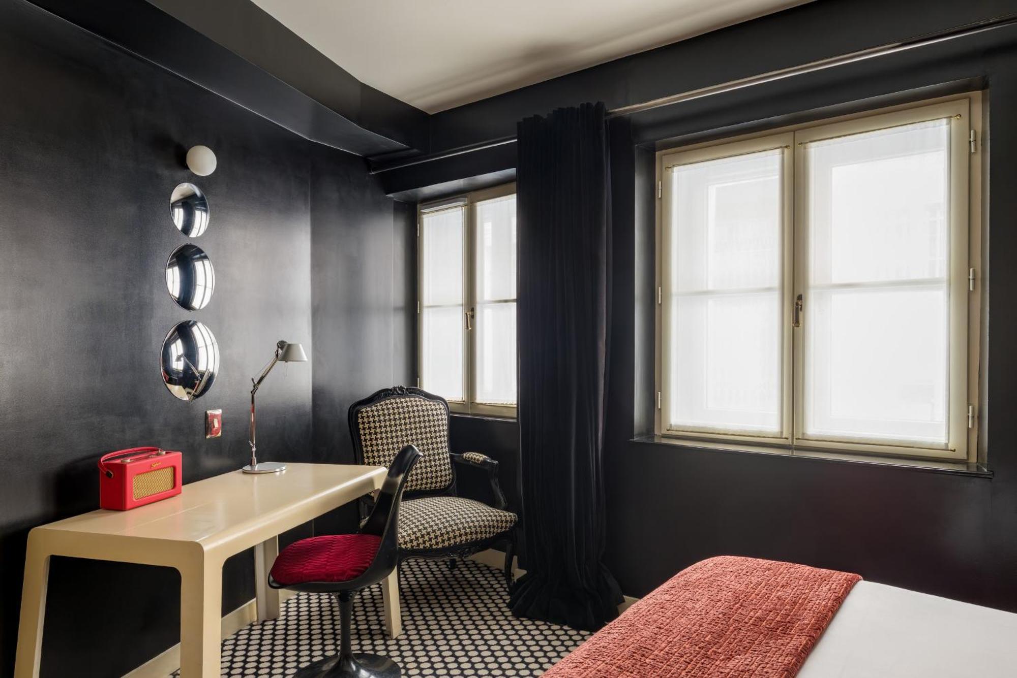Du Petit Moulin, Haute Couture By Lacroix Hotel