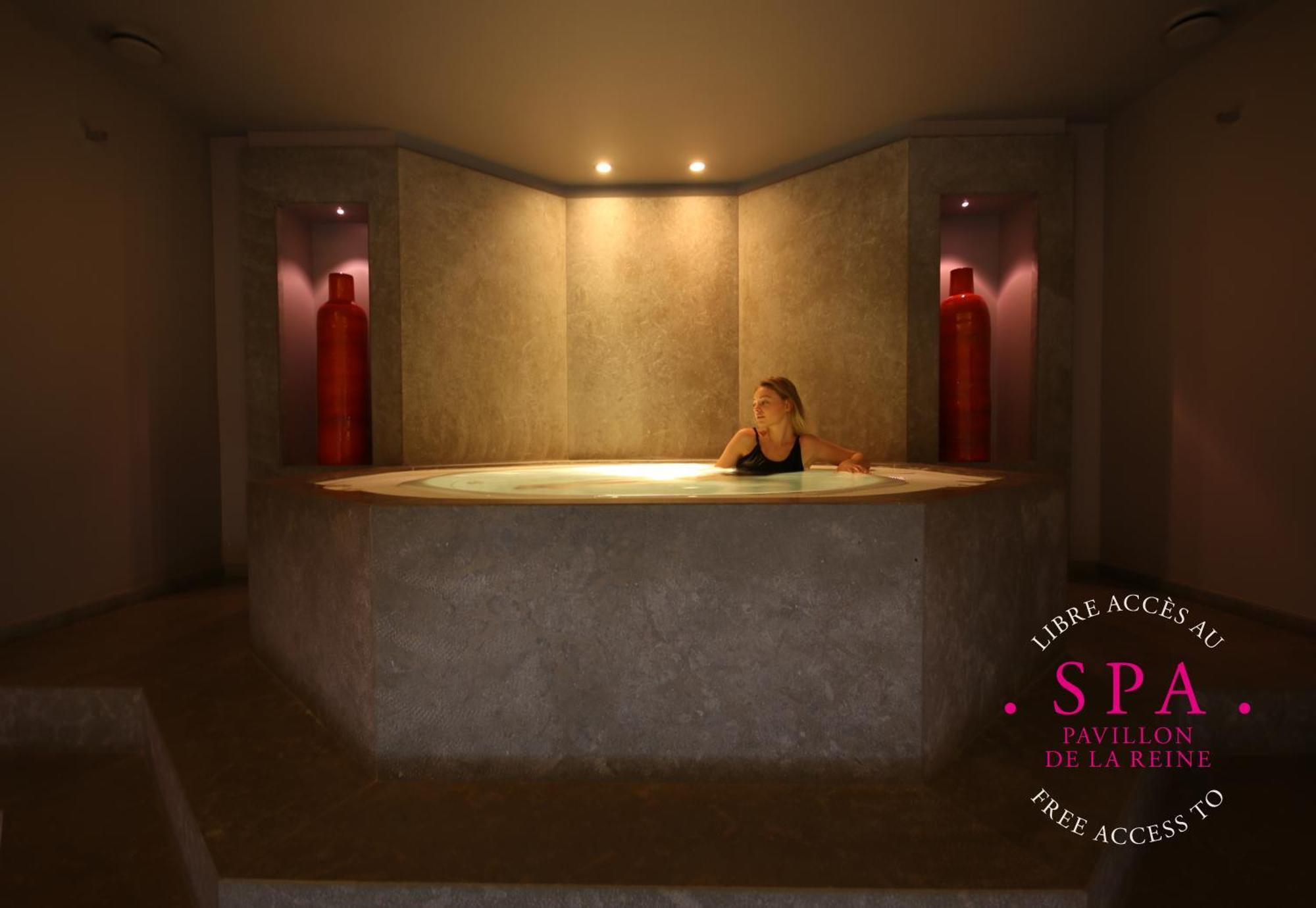 Hotel Du Petit Moulin, Haute Couture By Lacroix 4*